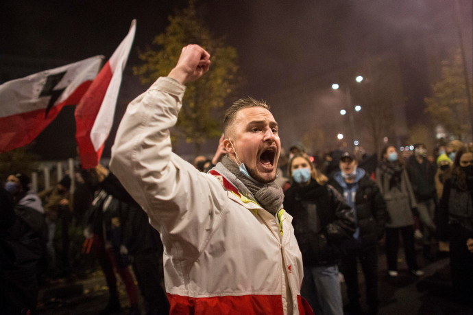 Paprikaspray-t vetettek be nőjogi aktivisták ellen, többeket pedig letartóztattak a lengyel rendőrök