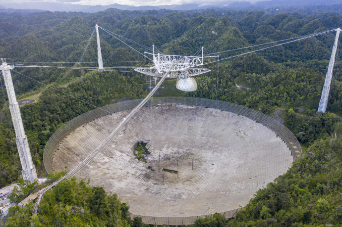 A megrongálódott Arecibo Obszervatórium 2020. november 19-én – Fotó: Ricardo Arduengo / AFP