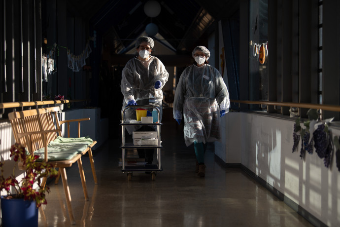Nővérek visznek koronavírus antigén teszteket egy idősek ellátásával foglalkozó német otthonban – Fotó: Sebastian Gollnow / dpa / AFP
