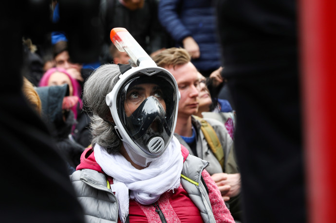 Volt, aki az egész arcát védte, de sok tüntetőn nem volt maszk – Fotó: Christian Mang / Reuters