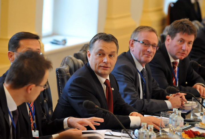 Gottfried Péter ült a kormányfő mellett 2011. február 15-én a visegrádi országok miniszterelnöki csúcstalálkozóján Pozsonyban – Fotó: Kovács Tamás / MTI