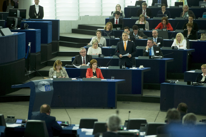 Orbán Viktor az Európai Parlament Magyarországról szóló plenáris vitáján Strasbourgban 2015. május 19-én. A kormányfő mellett balról Gottfried Péter, a kormányfő külpolitikai tanácsadója – Fotó: Koszticsák Szilárd / MTI