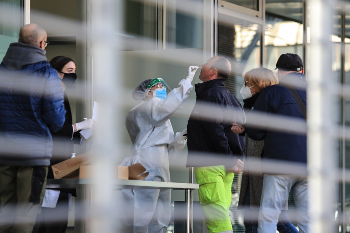 Koronavírus-gyorstesztet végeznek a dél-tiroli Bolzano városában 2020. november 20-án – Fotó: Pierre Teyssot / AFP