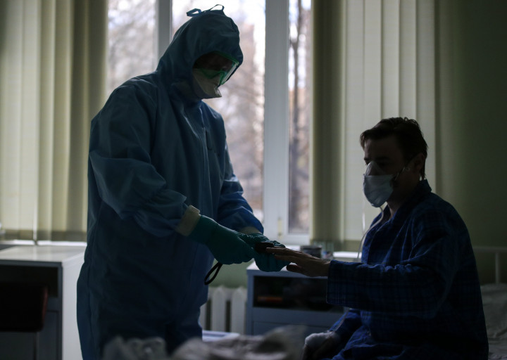 Egy koronavírussal fertőzött beteg véroxigén szintjét méri egy ápoló – Fotó: Fotó: Dmitry Feoktistov / TASS / Getty Images