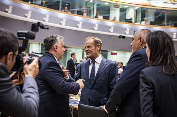 Orbán Viktor miniszterelnök és Donald Tusk, az Európai Tanács elnöke beszélget az EU-tagországok állam- és kormányfőinek csúcstalálkozóján Brüsszelben 2018. június 28-án – Fotó: Miniszterelnöki Sajtóiroda / Szecsődi Balázs / MTI