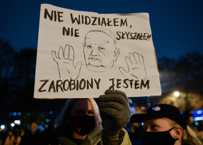 Stanisław Dziwisz 2020 szeptemberében (fent) és egy tábla a rezidenciája előtt tartott tüntetésen rajta a felirat: „Nem láttam, nem hallottam, és túlhajszolt vagyok” (lent) – Fotók: Artur Widak / NurPhoto / Getty Images -