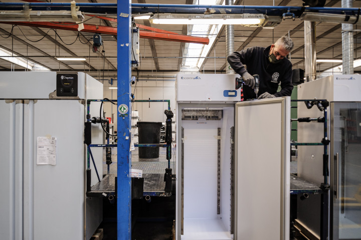Az olasz Desmon cég gyárában szerelik össze a hűtőrendszert 2020. november 19-én, amelybe a Pfizer vakcinái kerülnek később – Fotó: Manuel Dorati / NurPhoto / Getty Images