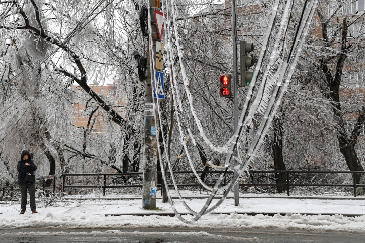Az ónos eső számtalan vezetéket megrongált VlagyivosztokbanFotó: Yuri Smityuk/Getty Images