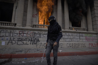 Nyaktilót cipeltek tüntetők a guatemalai kongresszusi épülethez