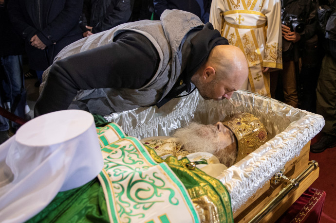 Irinej pátriárka temetésén a koporsó üvegfedelét csókolgatták a hívek Fotó: REUTERS/Marko Djurica