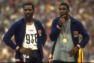 Az 1972-es olimpián a dobogó tetején bohóckodva intett be Amerikának két fekete futó