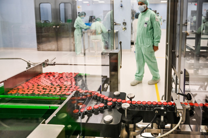 Az Oxfordi Egyetem és AstraZeneca által fejlesztett vakcinák gyártósora 2020. szeptember 11-én – Fotó: Vincenzo PINTO / AFP