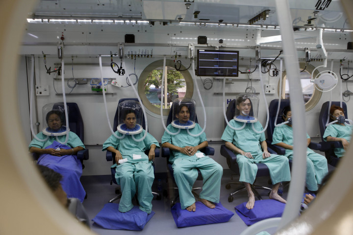 HBOT egy bangkoki kórházban – Fotó: Apichart Jinakul / Bangkok Post / AFP