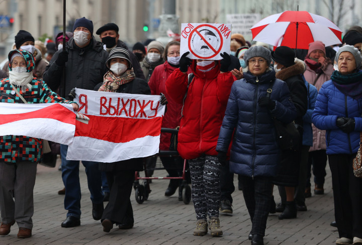 Belarusz nyugdíjasok tüntetnek – Fotó: MTI/EPA