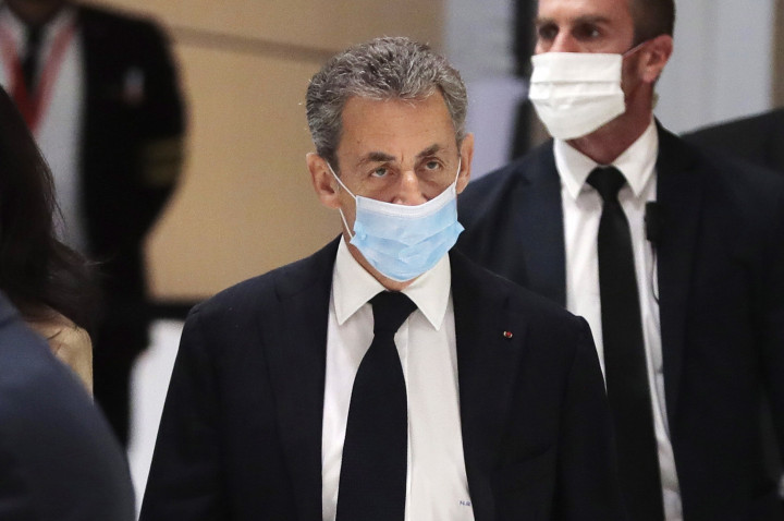 Nicolas Sarkozy érkezik a tárgyalásra. Fotó: Christophe Petit Tesson/MTI/EPA