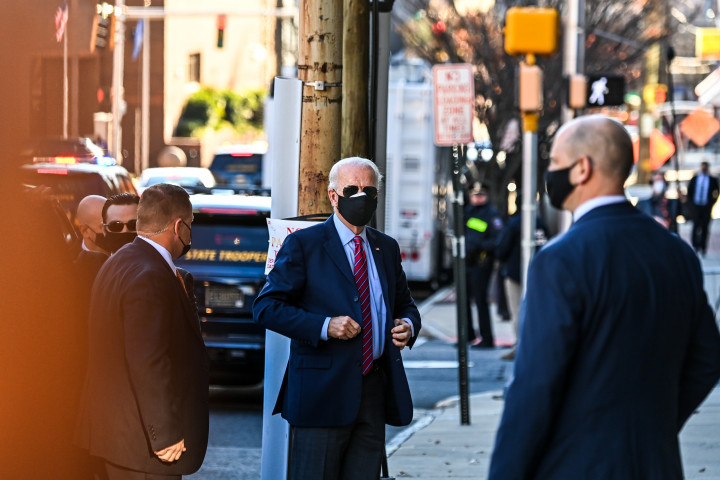 Joe Biden érkezik az Egyesült Államok polgármestereivel tartott online konferenciára 2020. november 23-án, a delaware-i Wilmingtonban – Fotó: Chandan Khanna / AFP