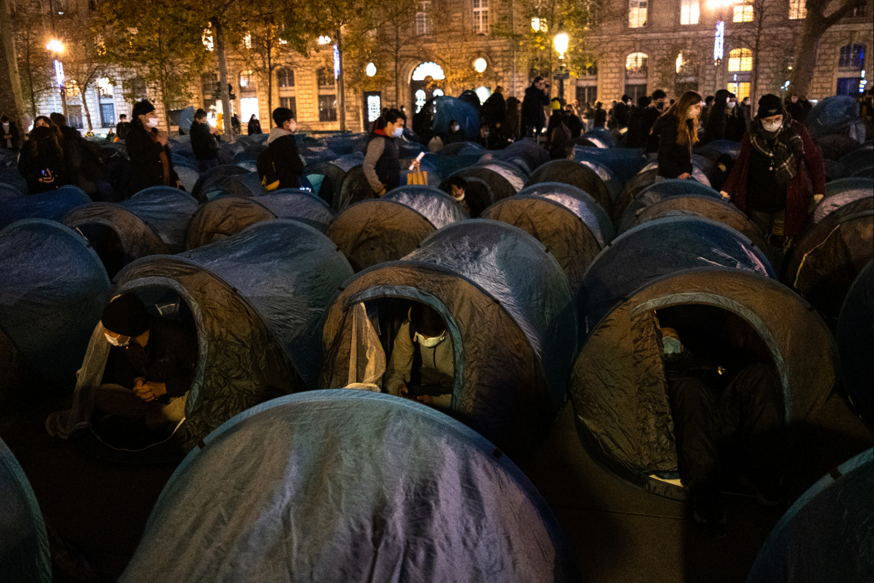 Sokkolónak nevezte a francia belügyminiszter a sátras menekülttábor felszámolásáról készült videókat