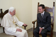 Meghalt a vatikáni botrány kirobbantója, XVI. Benedek pápa egykori inasa
