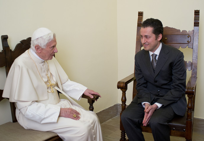XVI. Benedek pápa látogatása Paolo Gabrielénél 2012. december 22-én – Fotó: OSSERVATORE ROMANO / AFP