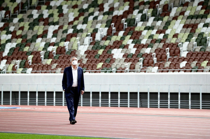 Thomas Bach, a NOB elnöke meglátogatja a nyitó- és záróünnepségnek majd otthont adó Nemzeti Stadiont 2020. november 17-én – Fotó: The Yomiuri Shimbun via AFP