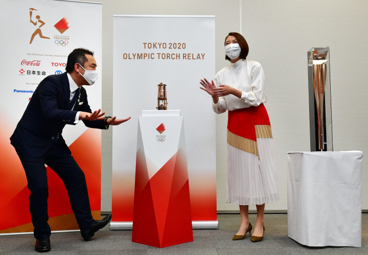Hogy fenntartsák az érdeklődést a játékok iránt, 14 városban is kiállítják az olimpiai fáklyát, itt épen Kuwana városában, 2020. november 13-én – Fotó: Shintaro Nakane / The Yomiuri Shimbun via AFP