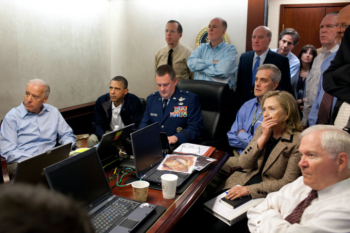 Az elnöki stáb nézi az Oszama bin Laden elleni akciót 2011. május 2-án. Baloldalt Joe Biden alelnök, mellette Barack Obama, jobboldalt Hillary Clinton külügyminiszter, hátul az ajtóban kék ingben Antony Blinken, az alelnök nemzetbiztonsági főtanácsadója – Fotó: Pete Souza / White House