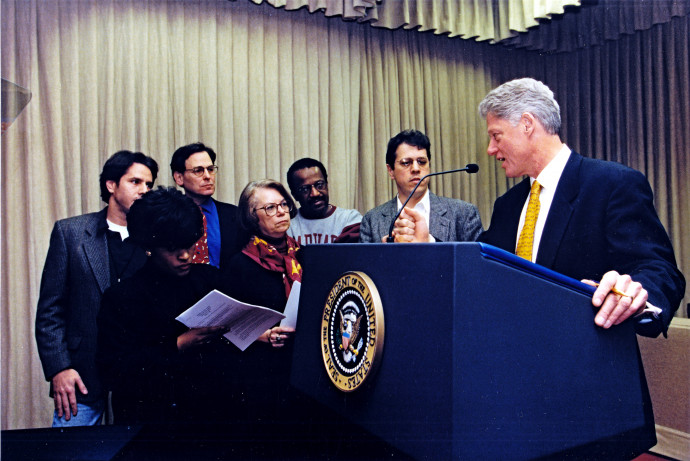 Bill Clinton a Fehér Házban, 1998. január 24-én. A képen bal szélén Antony Blinken – Fotó: Barbara Kinney / White House / Consolidated News Pictures / Getty Images