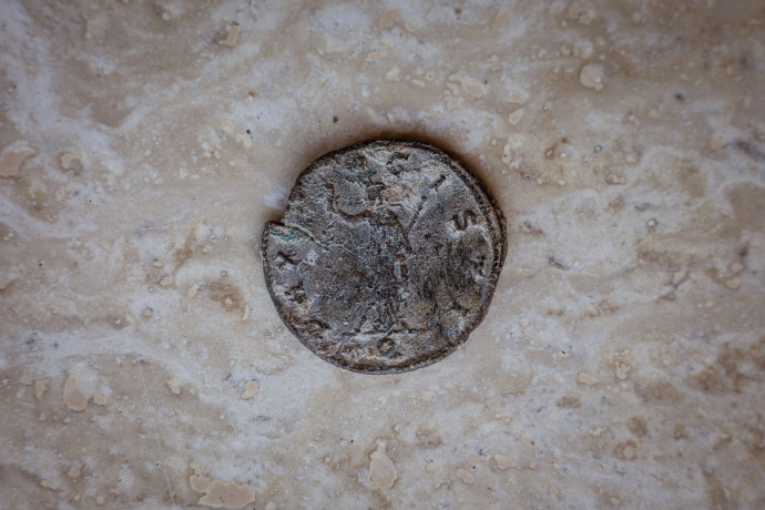 Római kori ezüstözött bronzérme a 3. századból – Fotó: Várkapitányság / Nemzeti Hauszman Program