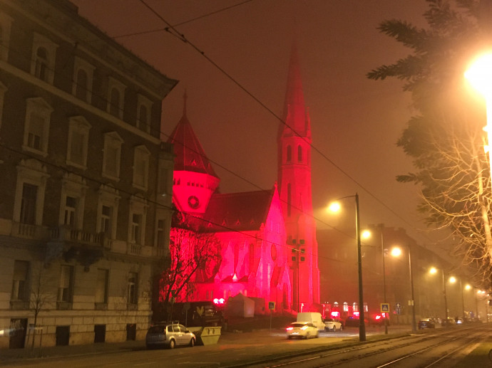 A vörös fénnyel megvilágított Budapesti Szilágyi Dezső téri református templom 2020. november 24-én – Fotó: Telex
