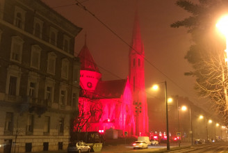 Az Erzsébet hidat és több templomot is vörös színnel világítanak ki az üldözött keresztényekre emlékeztetve