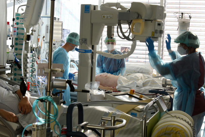 Beteget ápolnak egy lipcsei kórházban 2020. november 24-én – Fotó: Waltraud Grubitzsch/ dpa-Zentralbild / AFP