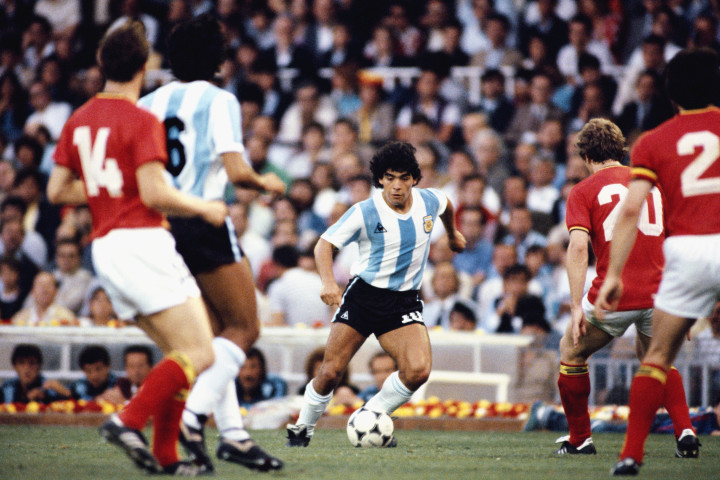 Maradona vezeti a labdát a Belgium ellen játszott 1982-es FIFA labdarúgó-világbajnokságon – Fotó: Steve Powell/Allsport/Getty Images