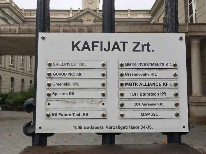 A Kafijat cégtáblája az ÁÉB egykori székházának kerítésén. Fotó: G7