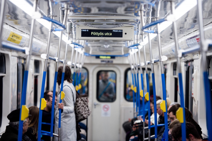 Az első forgalomba állított felújított metrószerelvény 2017 márciusábanFotó: Balogh Zoltán/MTI
