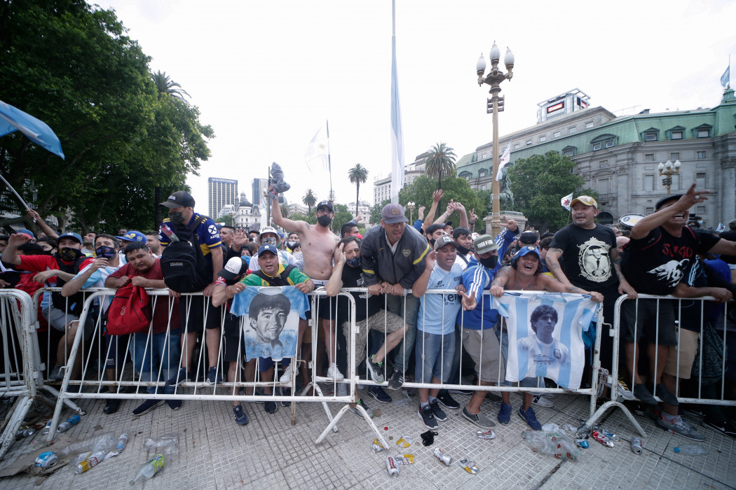 Maradona emlékére összegyűlt szurkolók Buenos AiresbenFotó: Gustavo Ortíz/Getty Images
