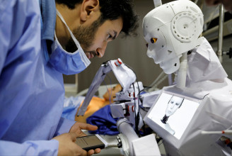 Lázat mér, szól a maszk miatt és ha kell, koronavírustesztet is csinál az egyiptomi kórházban munkába állított robot