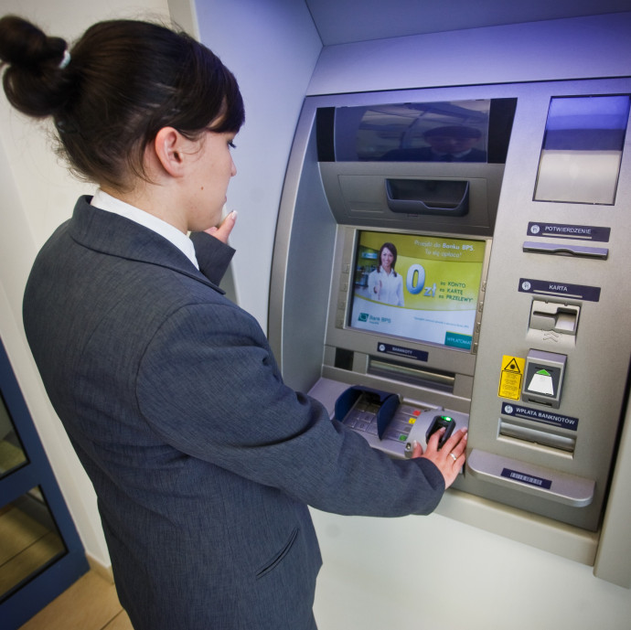 Sok készpénzt vettünk fel a járvány alatt, de ez semmi a lengyelekhez képest