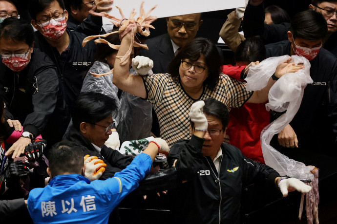 Disznóbél dobálásával zavarták meg a tajvani miniszterelnököt