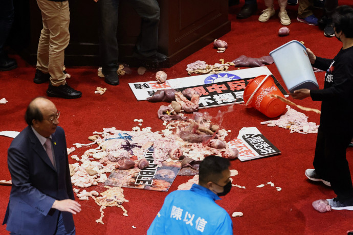 Az ellenzéki Kuomintang egy vödör disznóbelsőséggel tiltakozott a tajvani parlamentben az amerikai sertésimport ellenFotó: Ann Wang/Reuters