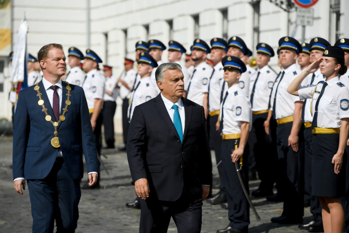 Miért hajolnak meg önként Orbánnak?
