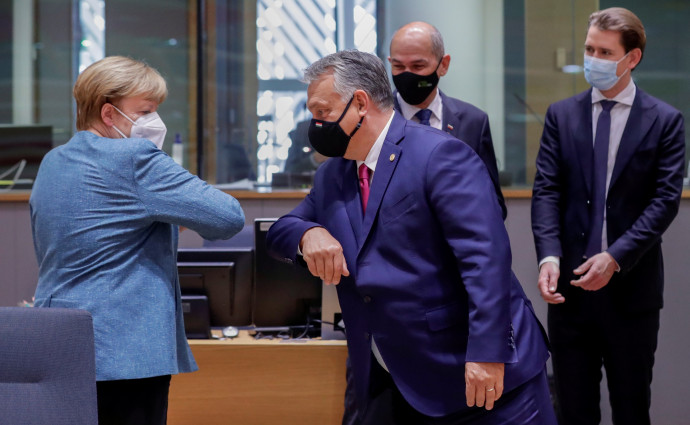 Angela Merkel német szövetségi kancellár és Orbán Viktor miniszterelnök köszöntik egymást az EU-csúcstalálkozón az Európai Tanács épületében 2020. október 1-jén – Fotó: Olivier Hoslet / POOL / AFP