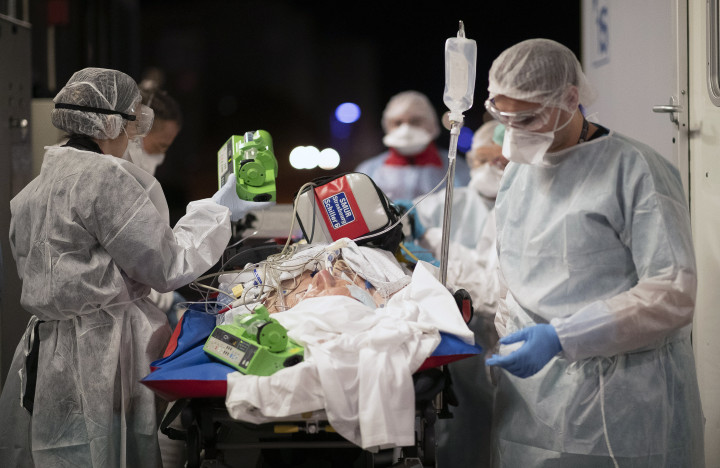 Koronavírussal fertőzött beteget szállítanak a strasbourgi Hautepierre kórház előtt 2020. november 12-én, Franciaországban – Fotó: MTI / AP