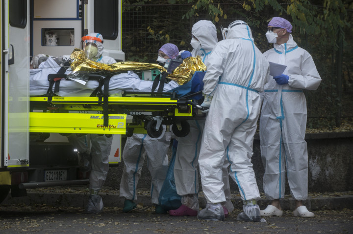 Egészségügyi dolgozók egy koronavírusos beteget szállítanak Prága Motol kerületében, Csehországban 2020. november 6-án – Fotó: Michal Cizek / AFP