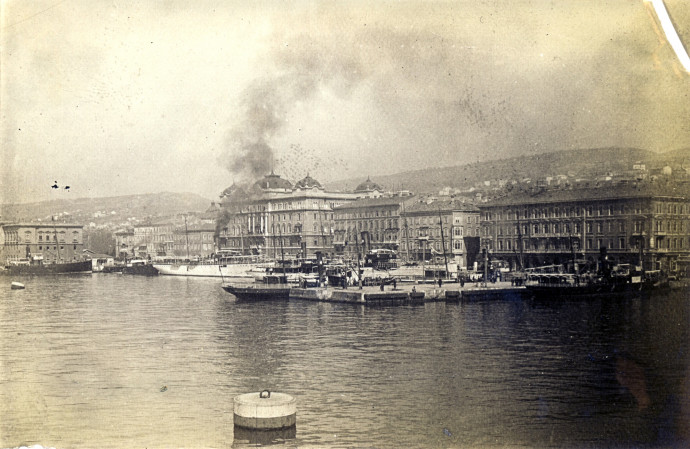 A fiumei kikötő 1906-ban, középen az Adria-palotával (Fortepan / Széman György)