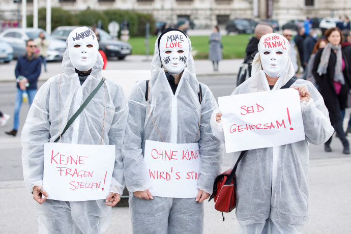 A koronavírus terjedése miatt érvényben lévő korlátozó intézkedések miatt tiltakoztak tüntetők Bécsben október 31-én. Fotó: Florian Wieser/MTI/EPA