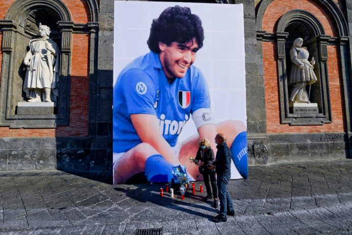 Kétmillió dollárért megvehető Maradona „kezezős” meze