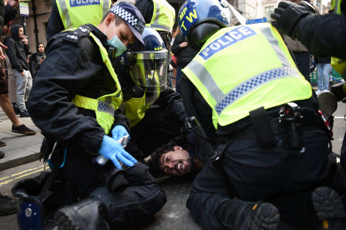 Rendőrökkel csaptak össze a korlátozások ellen tüntetők Londonban