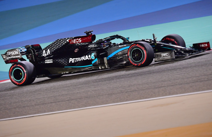 Lewis Hamilton a Bahreini nagydíj időmérőjén 2020. november 28-án – Fotó: GIUSEPPE CACACE / POOL / AFP