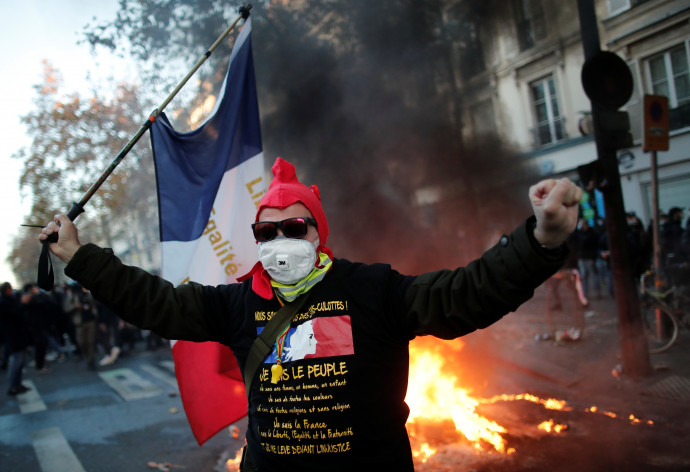Tüntető Párizsban 2020. november 28-án – Fotó: Benoit Tessier / Reuters
