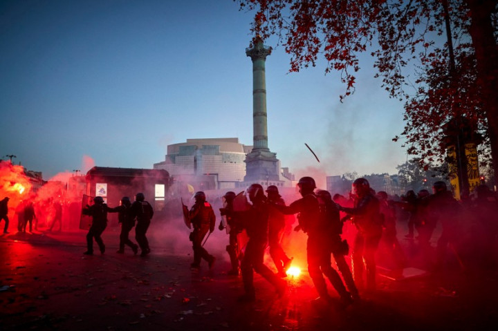 37 rendőr sérült meg a párizsi tüntetésen, amit a rendőri erőszak ellen szerveztek